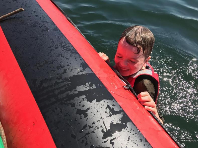 Dziecko trzymające się pontonu